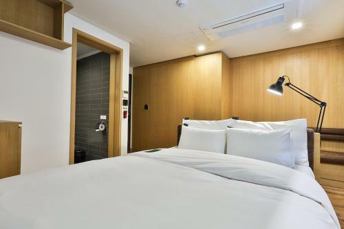 Jongro Makers X Pretty Hotel