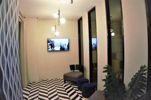 Crevice Hotel