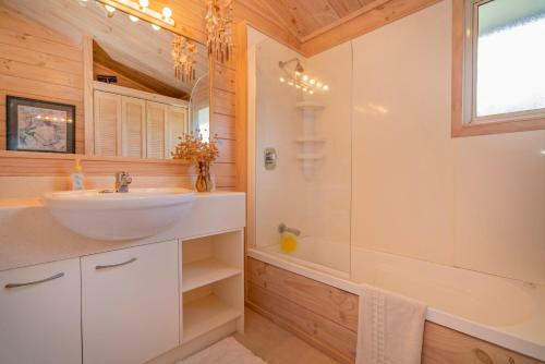 Absolute Beachfront Bach - Pauanui Holiday Home