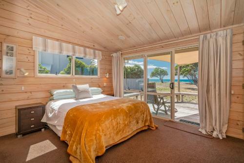 Absolute Beachfront Bach - Pauanui Holiday Home