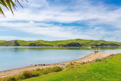 Point Of Difference - Waterfront Raglan Holiday Home