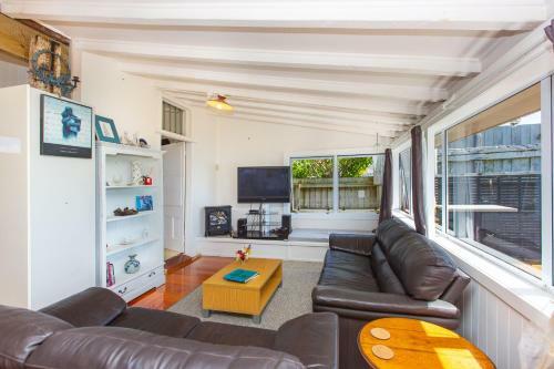 Point Of Difference - Waterfront Raglan Holiday Home