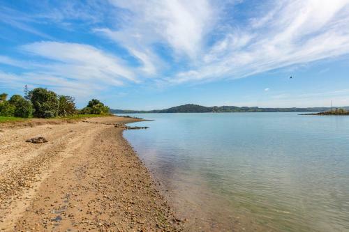 Point Of Difference - Waterfront Raglan Holiday Home