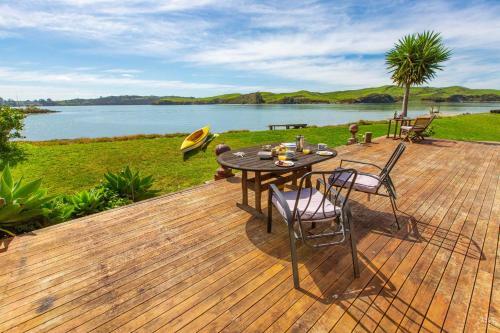Point Of Difference - Waterfront Raglan Holiday Home