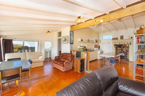 Point Of Difference - Waterfront Raglan Holiday Home