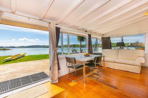 Point Of Difference - Waterfront Raglan Holiday Home