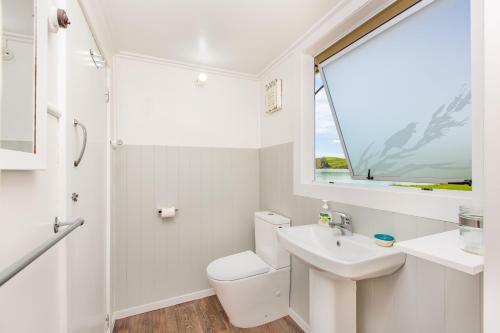 Point Of Difference - Waterfront Raglan Holiday Home