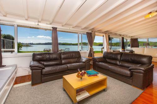 Point Of Difference - Waterfront Raglan Holiday Home