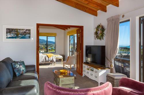 Sunshine Lookout - Raglan Holiday Home