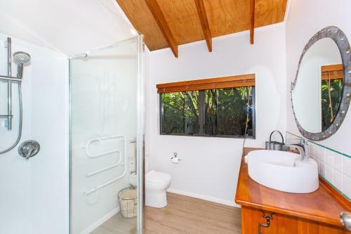 Sunshine Lookout - Raglan Holiday Home