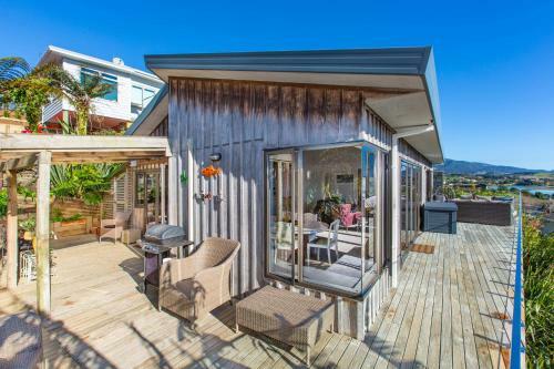 Sunshine Lookout - Raglan Holiday Home