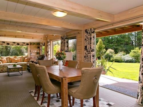 Riverstone House - Turangi Holiday Home