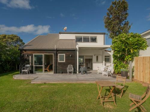 By The Beach - Whangamata Holiday Home