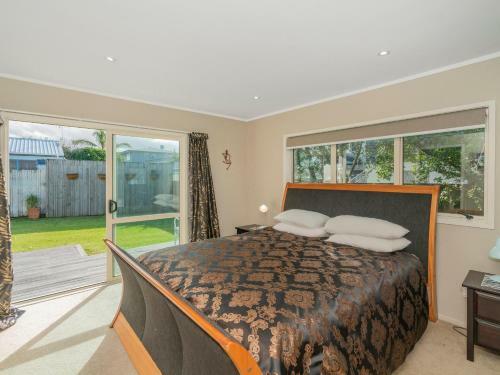 By The Beach - Whangamata Holiday Home