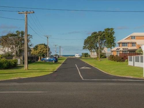 By The Beach - Whangamata Holiday Home