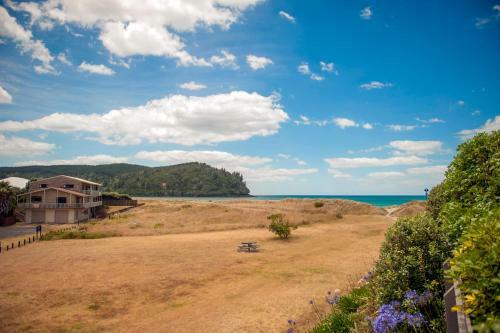 Surf Beach Views - Whangamata Holiday Home