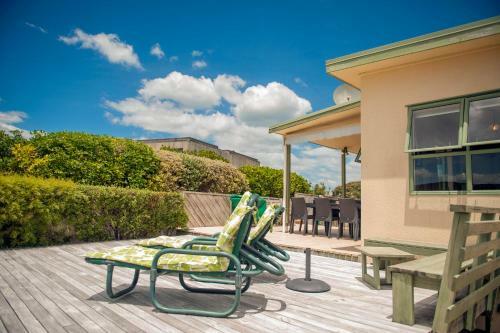 Surf Beach Views - Whangamata Holiday Home