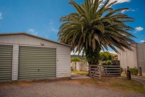Surf Beach Views - Whangamata Holiday Home