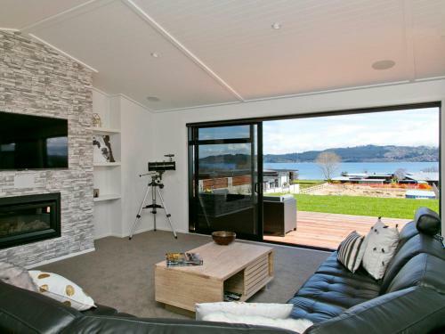 Lakeside Estate - Rainbow Point Holiday Home