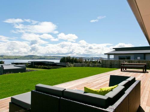 Lakeside Estate - Rainbow Point Holiday Home