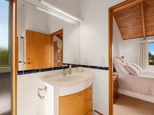 Awanui Lodge - Whakamoenga Point Holiday Home
