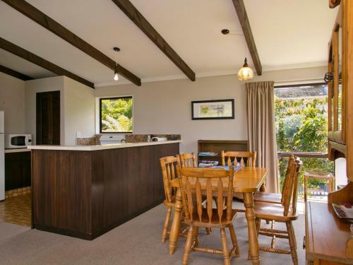 Acacia View At No 3 - Acacia Bay Holiday Home