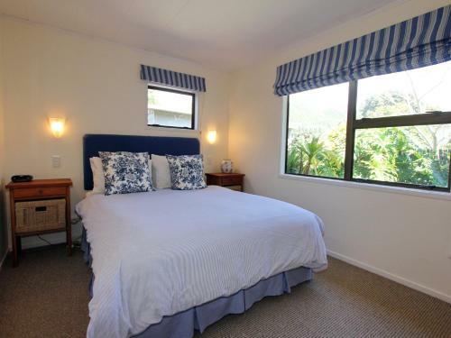 Front Bach Hideaway - Hahei Holiday Home