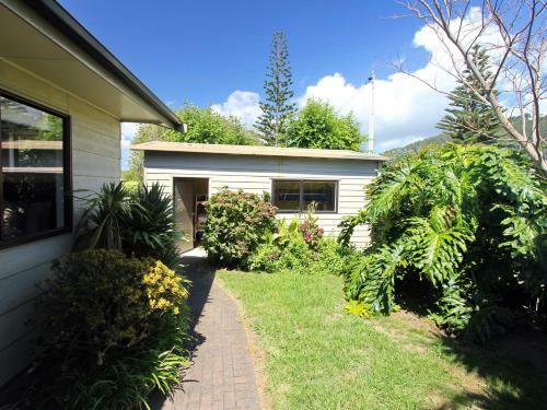 Front Bach Hideaway - Hahei Holiday Home