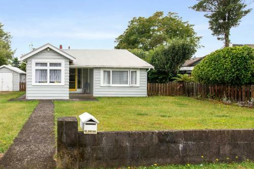 Devon Cottage - Rotorua Holiday Home