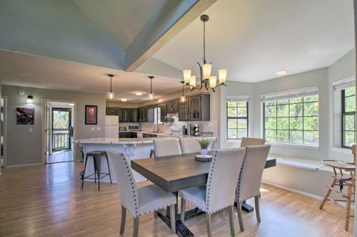 Modern Show Low Retreat With Deck And Mtn Views!