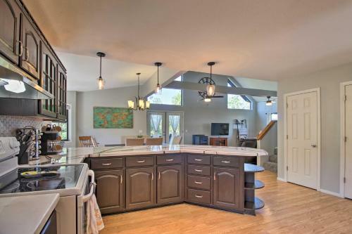 Modern Show Low Retreat With Deck And Mtn Views!