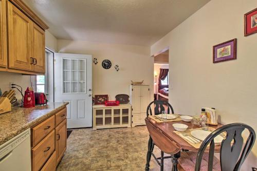 Quaint Show Low Cabin With 2 Decks And Gas Grill!