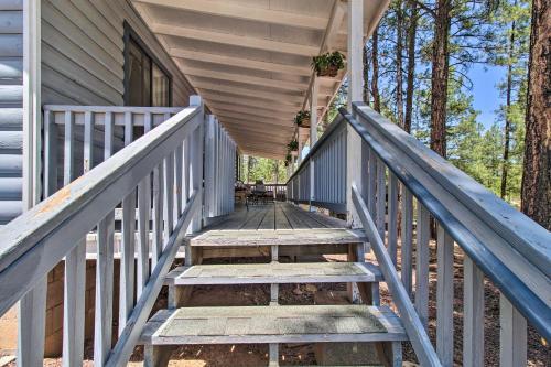 Quaint Show Low Cabin With 2 Decks And Gas Grill!