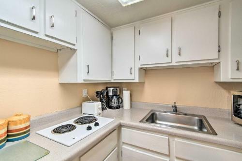 Apartamento Surprise Condo With Patio, 3 Mi To Downtown!