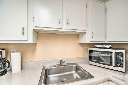 Apartamento Surprise Condo With Patio, 3 Mi To Downtown!