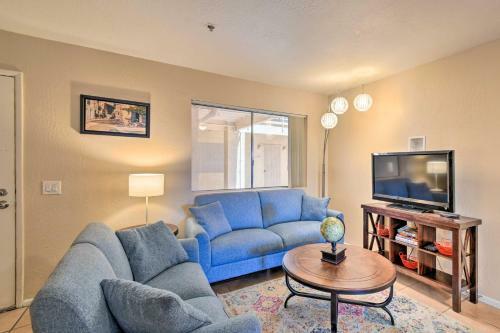 Apartamento Surprise Condo With Patio, 3 Mi To Downtown!