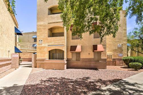 Apartamento Surprise Condo With Patio, 3 Mi To Downtown!