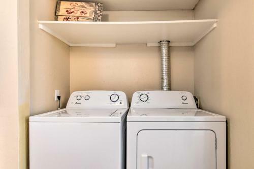 Apartamento Surprise Condo With Patio, 3 Mi To Downtown!