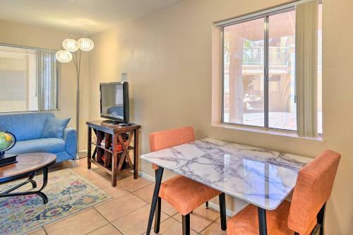 Apartamento Surprise Condo With Patio, 3 Mi To Downtown!