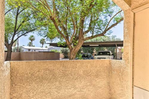 Apartamento Surprise Condo With Patio, 3 Mi To Downtown!