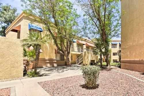 Apartamento Surprise Condo With Patio, 3 Mi To Downtown!