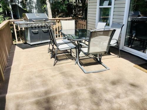 Greers Ferry Lake View Home 4br, 2ba