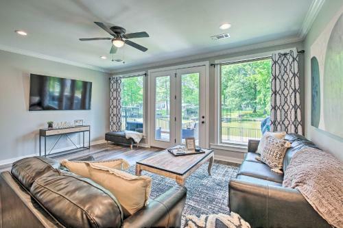 Waterfront Lake Hamilton Home Dock And Grill!