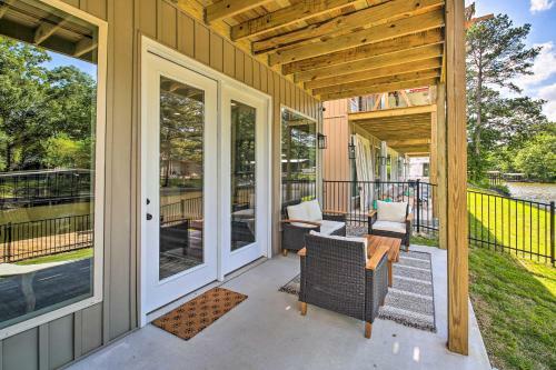 Waterfront Lake Hamilton Home Dock And Grill!