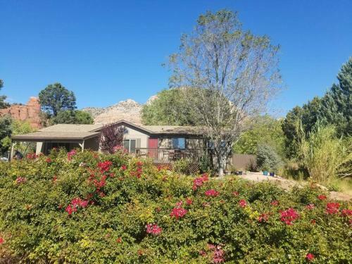 3 Bedroom With Stunning Red Rock Views! Walk To Trails!