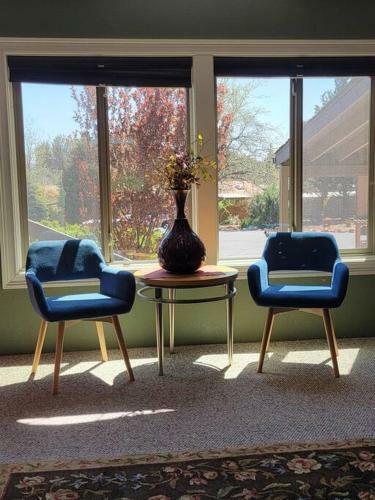 3 Bedroom With Stunning Red Rock Views! Walk To Trails!