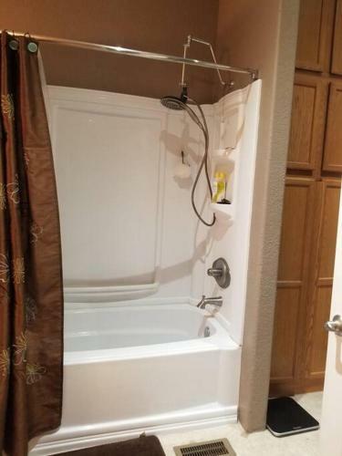 3 Bedroom With Stunning Red Rock Views! Walk To Trails!