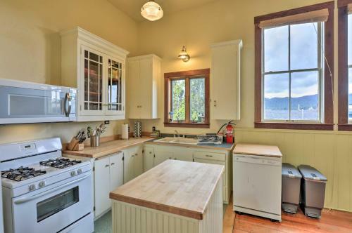Charming Apartment In Downtown Blue Lake!