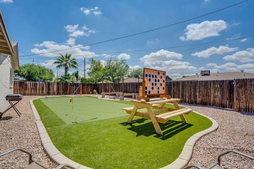 6beds! Putting Green! O.t. Scottsdale Bachelor(ette) Pad