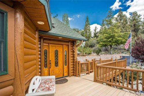 Peaceful Cabin Home With Breathtaking View!